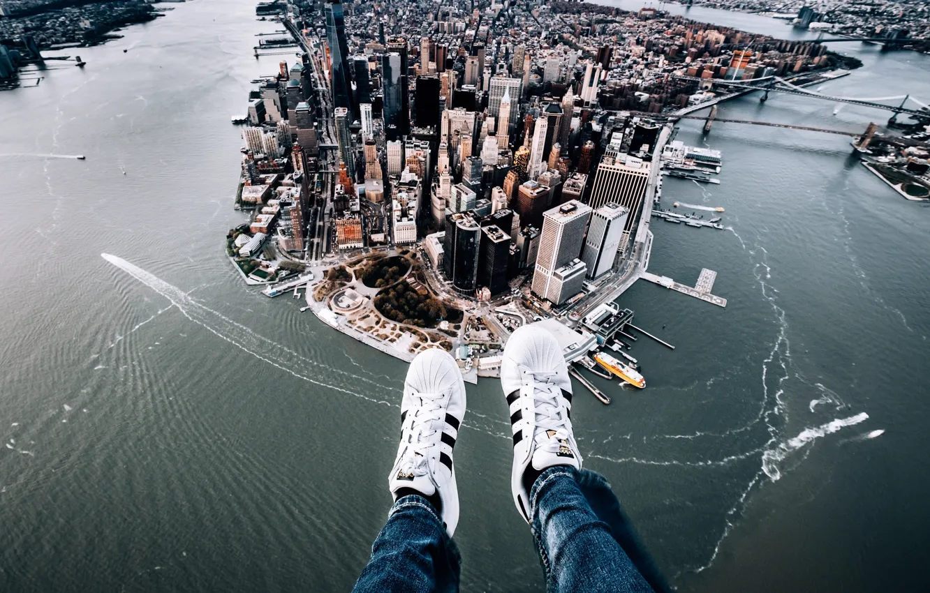 Фото обои город, ноги, Нью-Йорк, панорама, Манхэттен, кроссовки, Manhattan, New York City