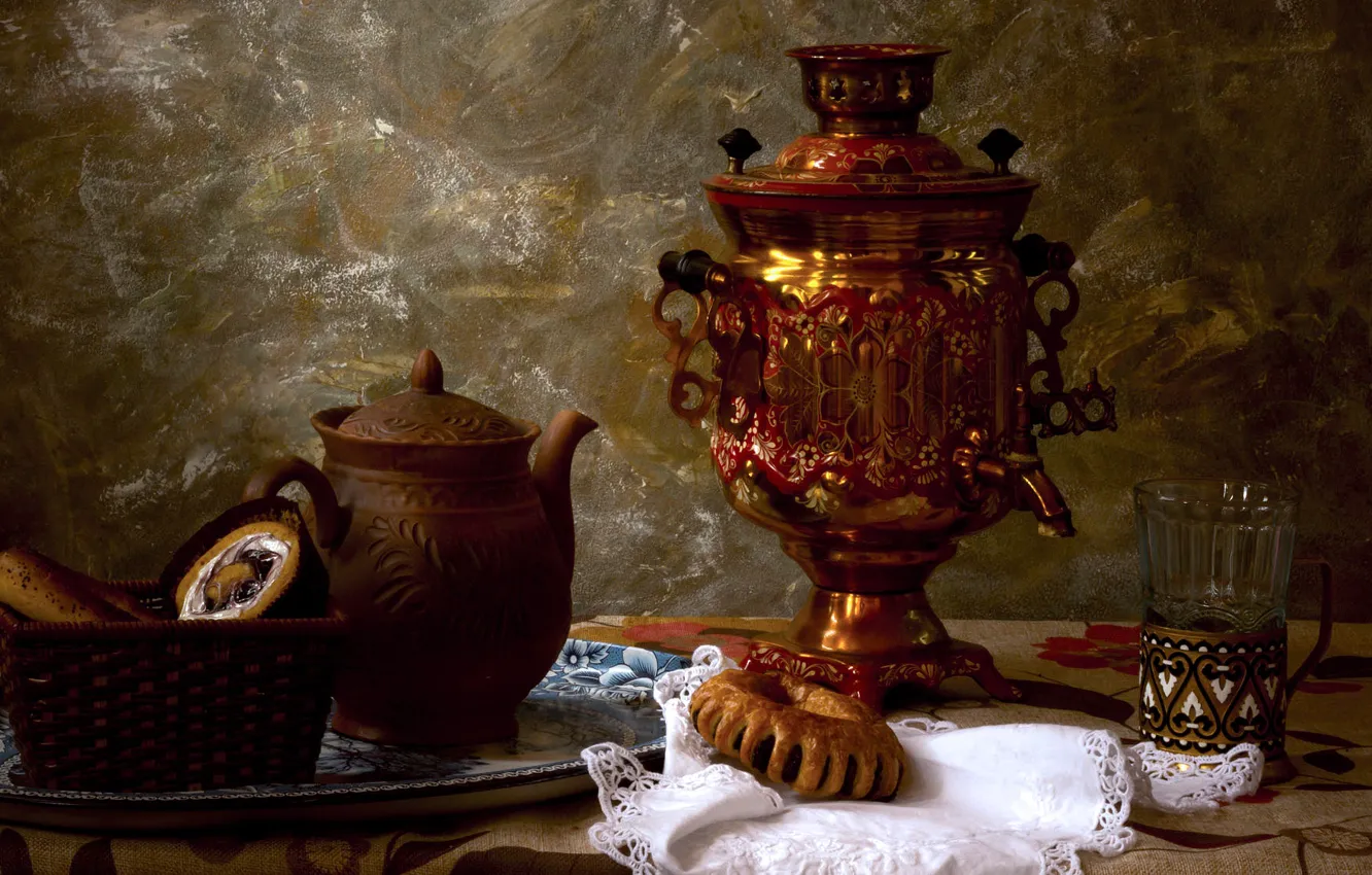 Фото обои стакан, стол, фон, чай, чайник, корзинка, самовар, выпечка