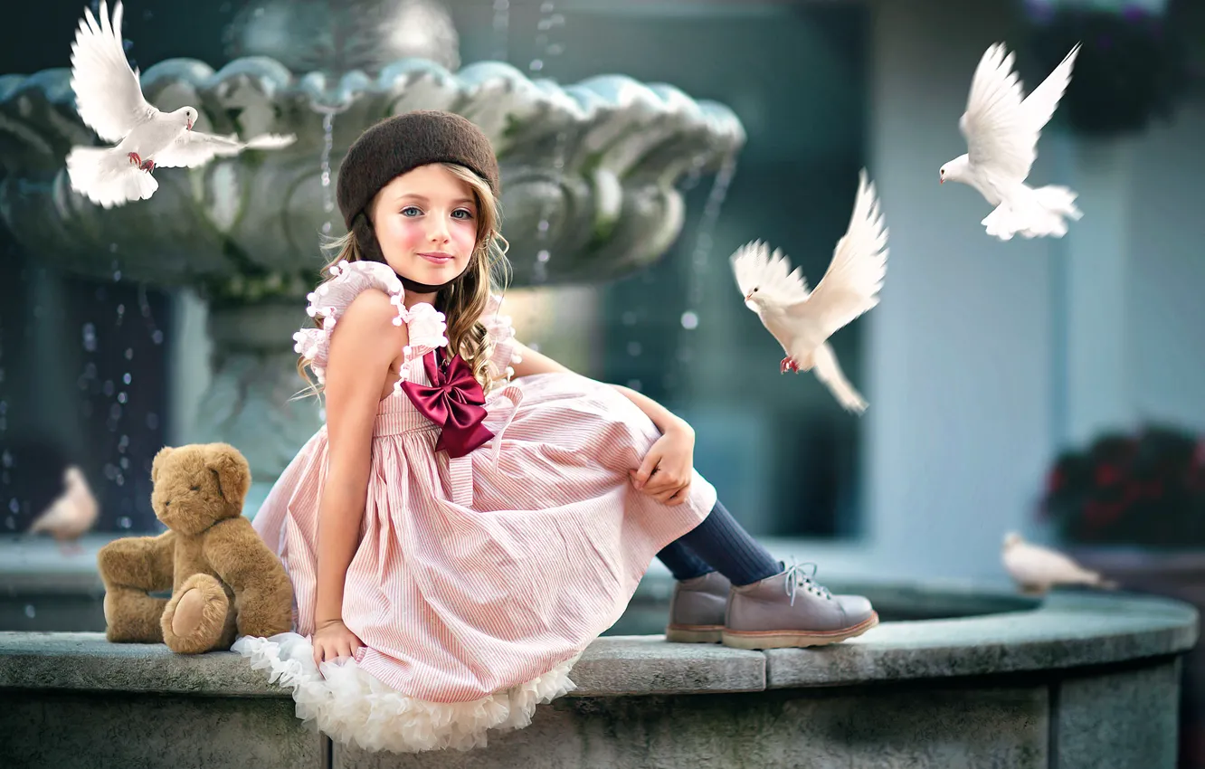 Фото обои мишка, голуби, девочка, Ashlyn Mae, Courtyard Beauty