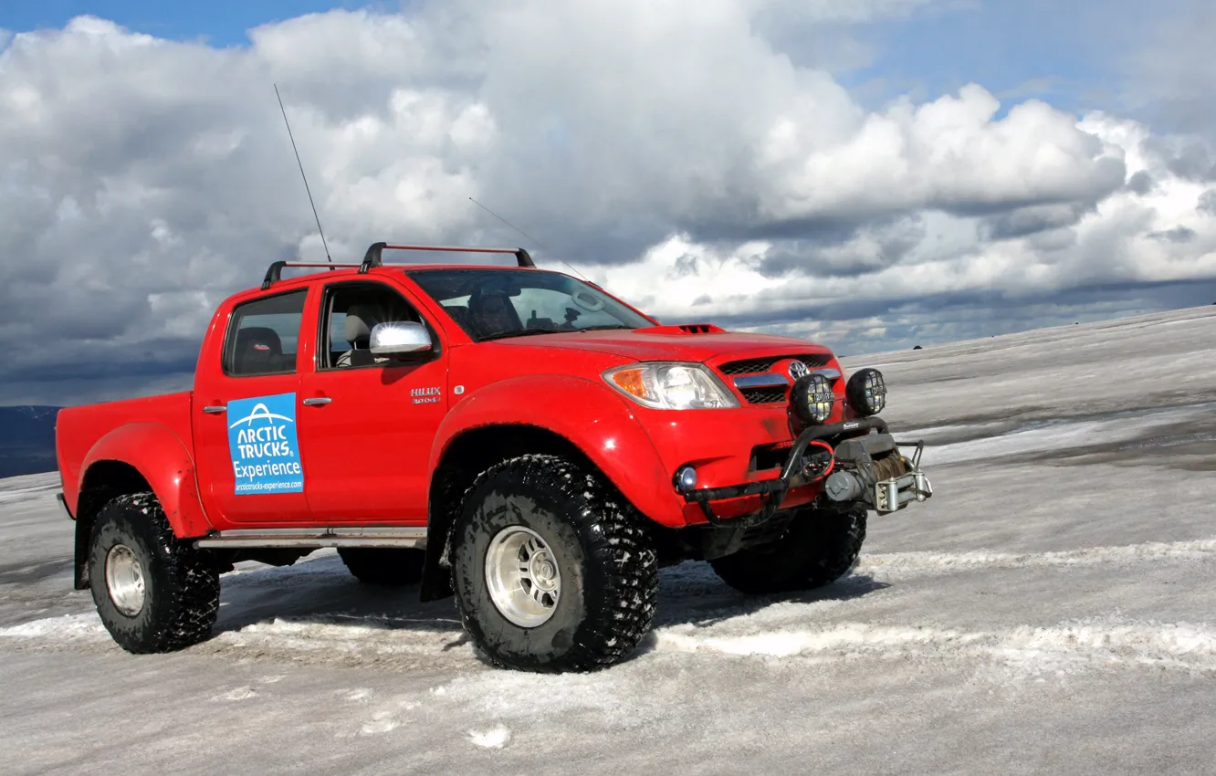 Фото обои небо, облака, снег, красный, джип, внедорожник, Arctic Trucks Toyota Hilux