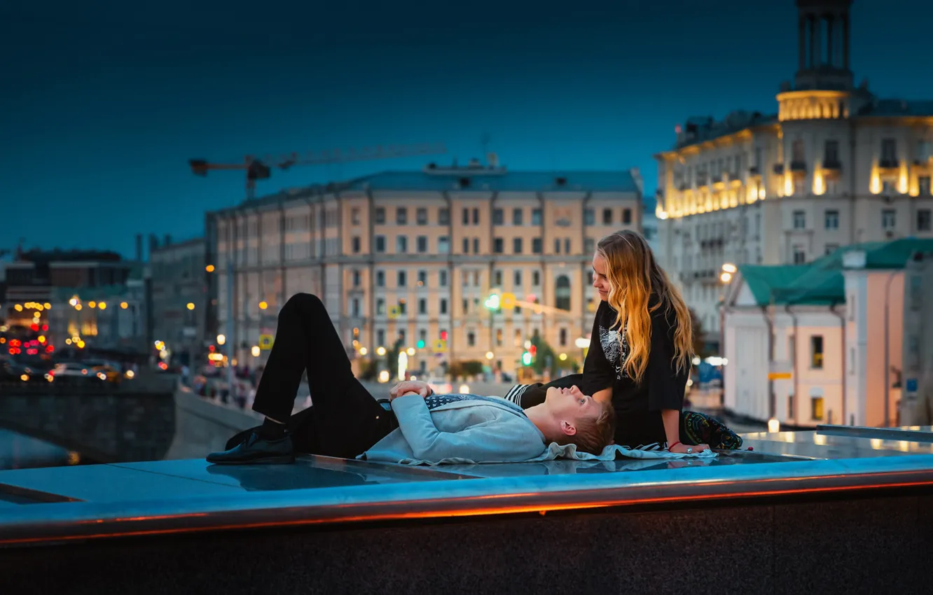 Фото обои девушка, мост, Москва, парень, влюблённые, парапет, Юрий Шурчков