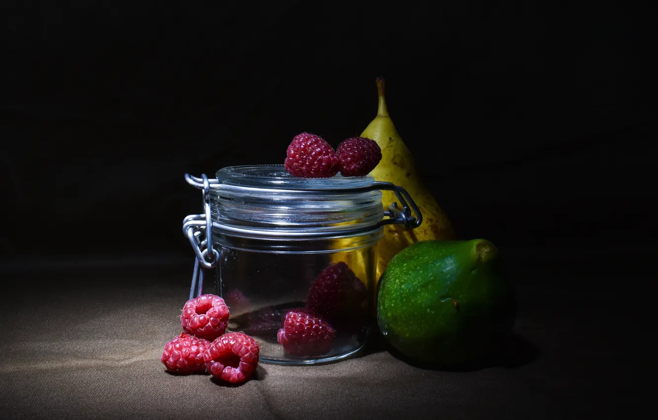 Фото обои стекло, ягоды, малина, темный фон, банка, груша, фрукты, натюрморт
