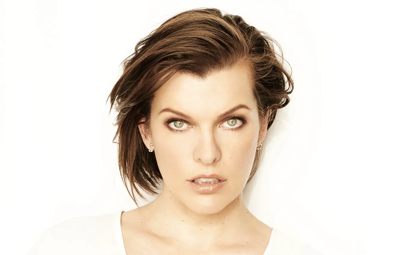 Фото обои взгляд, портрет, макияж, актриса, Милла Йовович, Milla Jovovich, hair, фон белый
