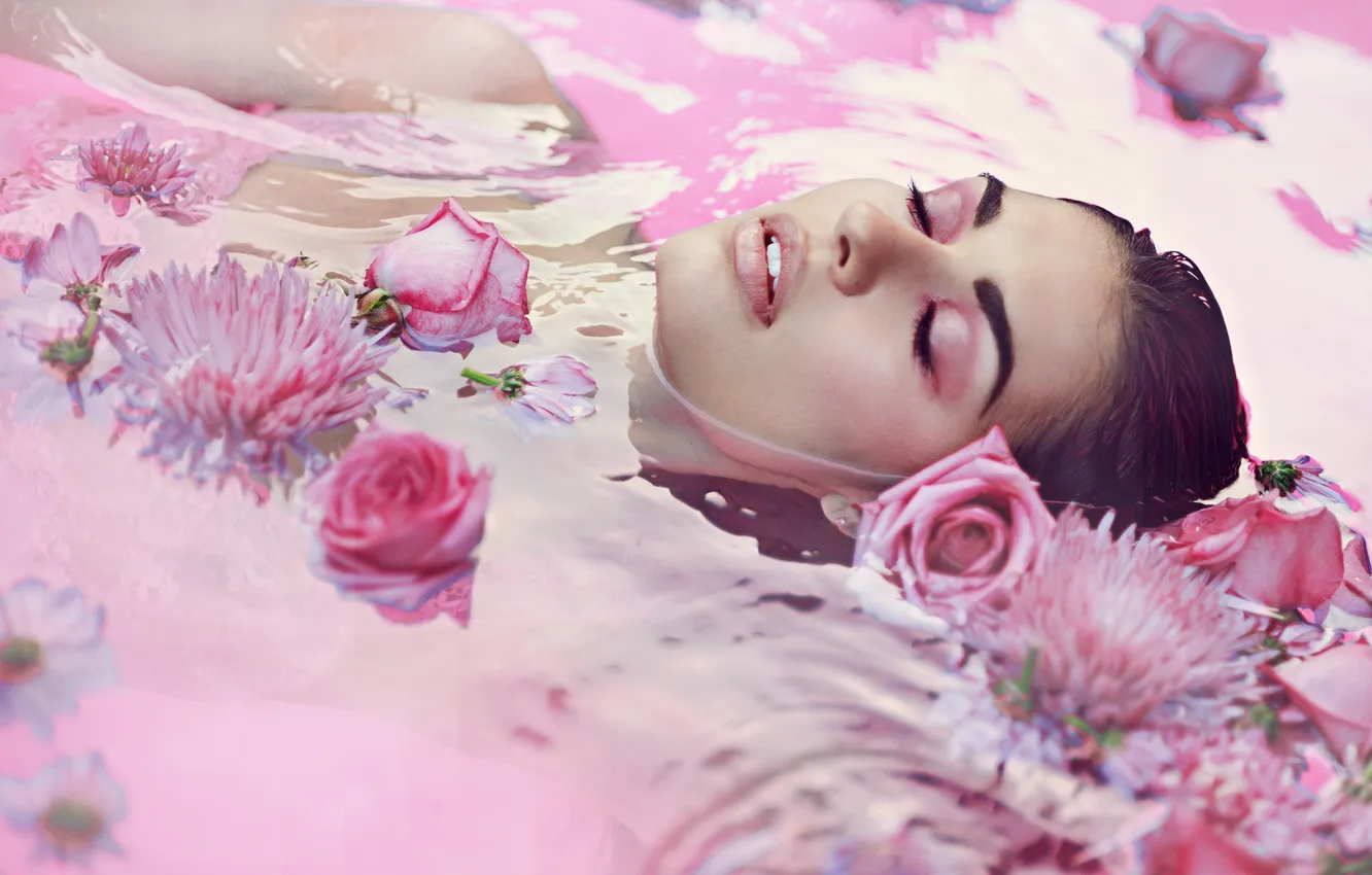 Фото обои вода, девушка, цветы, лицо, розы, макияж, астры