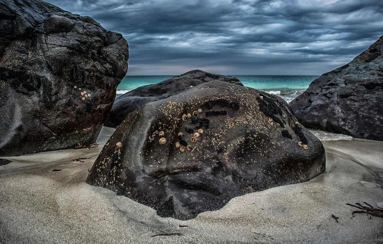 Фото обои песок, море, тучи, камни, берег