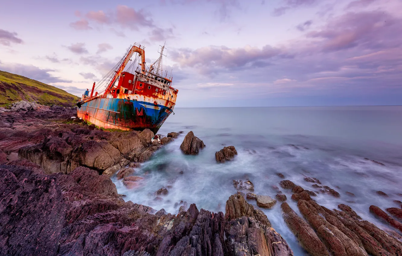 Фото обои море, облака, камни, скалы, берег, корабль, старый