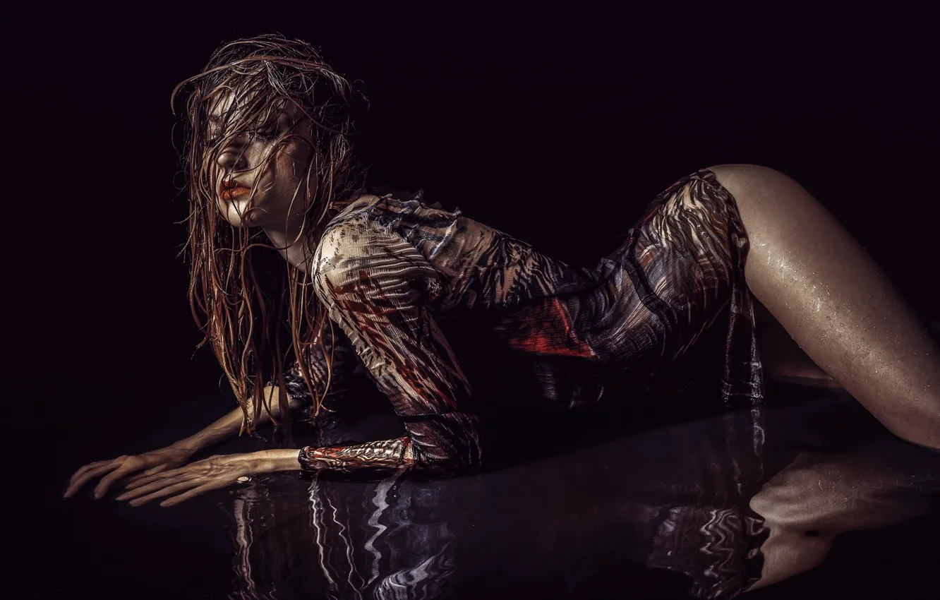 Фото обои вода, девушка, поза, отражение, фон, волосы, мокрая, WET FLOOR