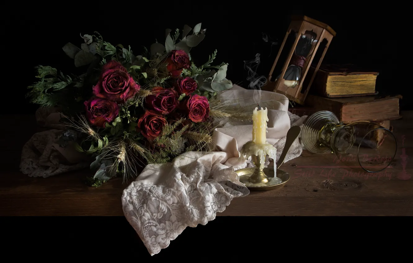 Фото обои часы, бокал, книги, розы, свеча, скатерьб