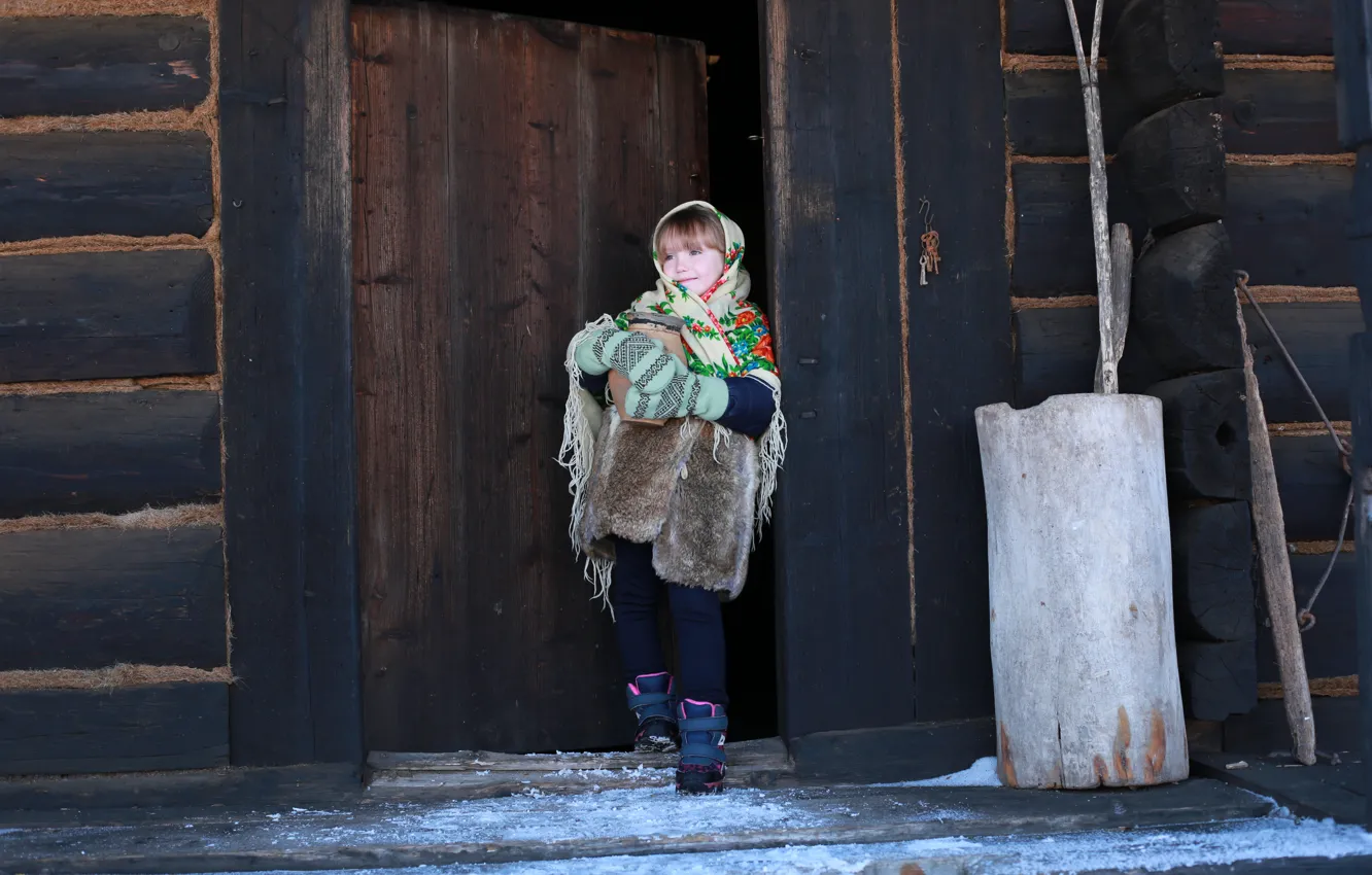 Фото обои зима, дом, дверь, девочка, мех, старый, кувшин, бревно
