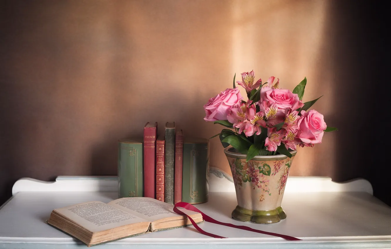 Фото обои книги, розы, букет, альстромерия