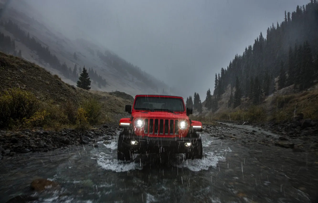Фото обои свет, красный, дождь, вид спереди, 2018, Jeep, Wrangler Rubicon