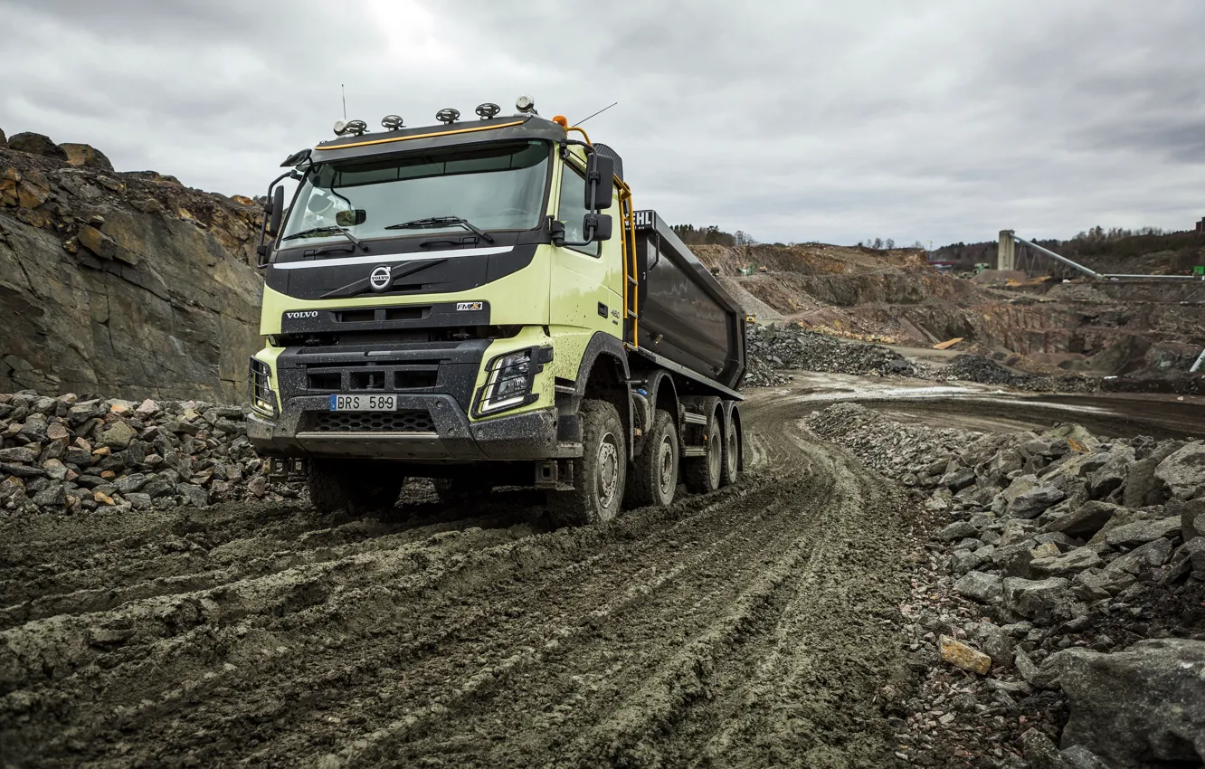 Фото обои дорога, камни, пыль, Volvo, грузовик, вольво, 2013, карьер