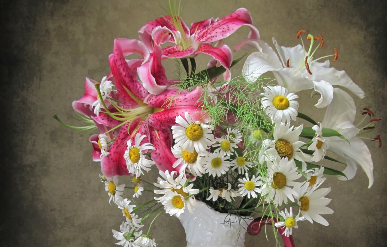 Фото обои цветы, фон, лилии, ромашки, букет, композиция