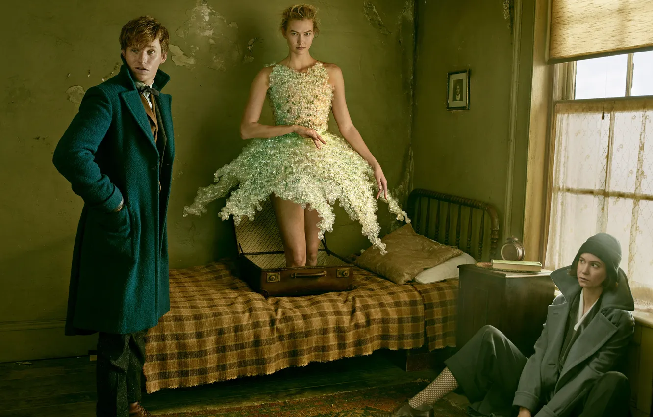 Фото обои девушки, комната, магия, кровать, ботинки, мужчина, чемодан, пальто