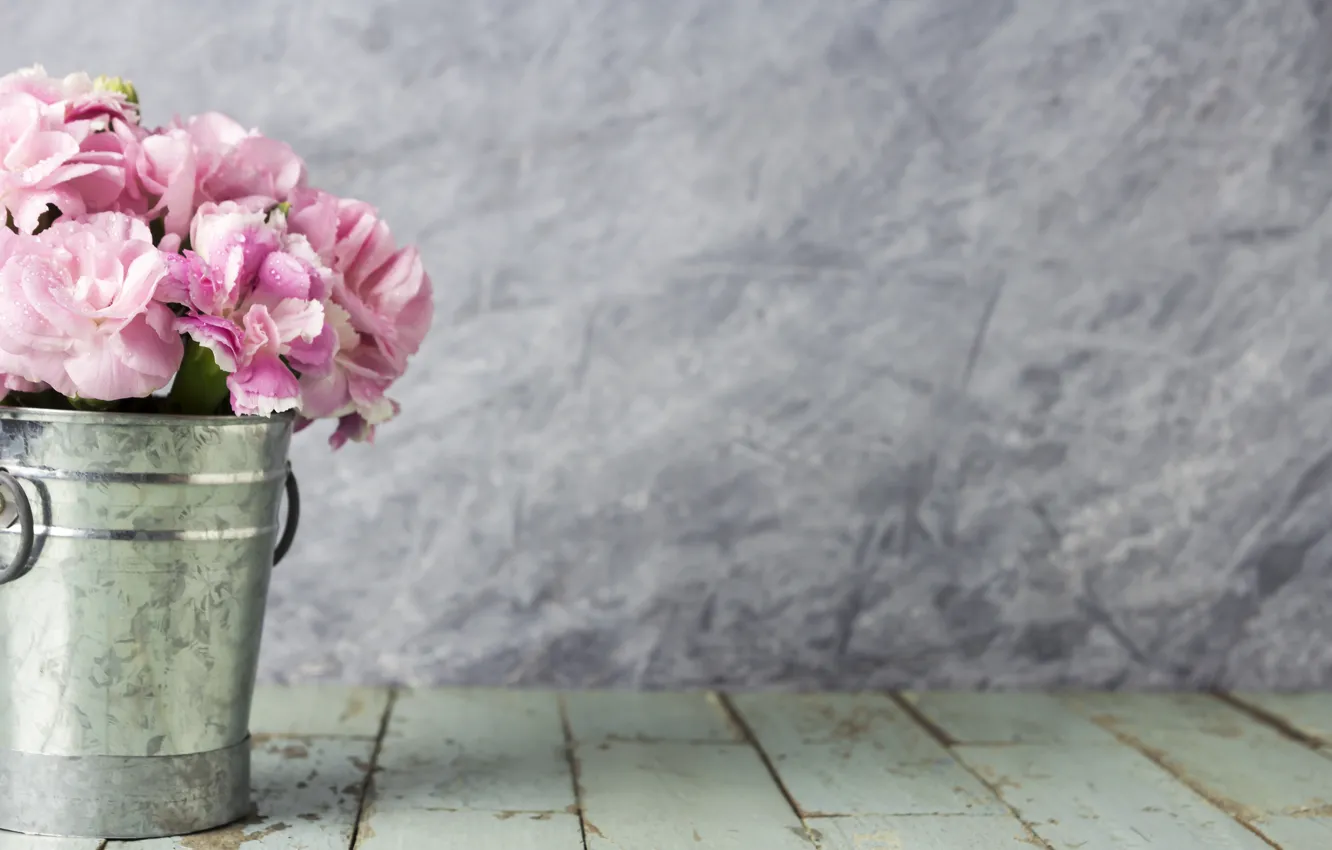 Фото обои цветы, лепестки, ведро, розовые, vintage, wood, pink, flowers