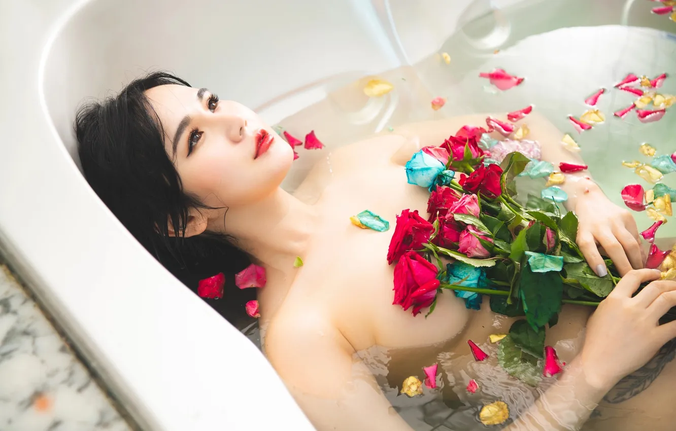 Фото обои грудь, взгляд, вода, девушка, свет, цветы, лицо, поза