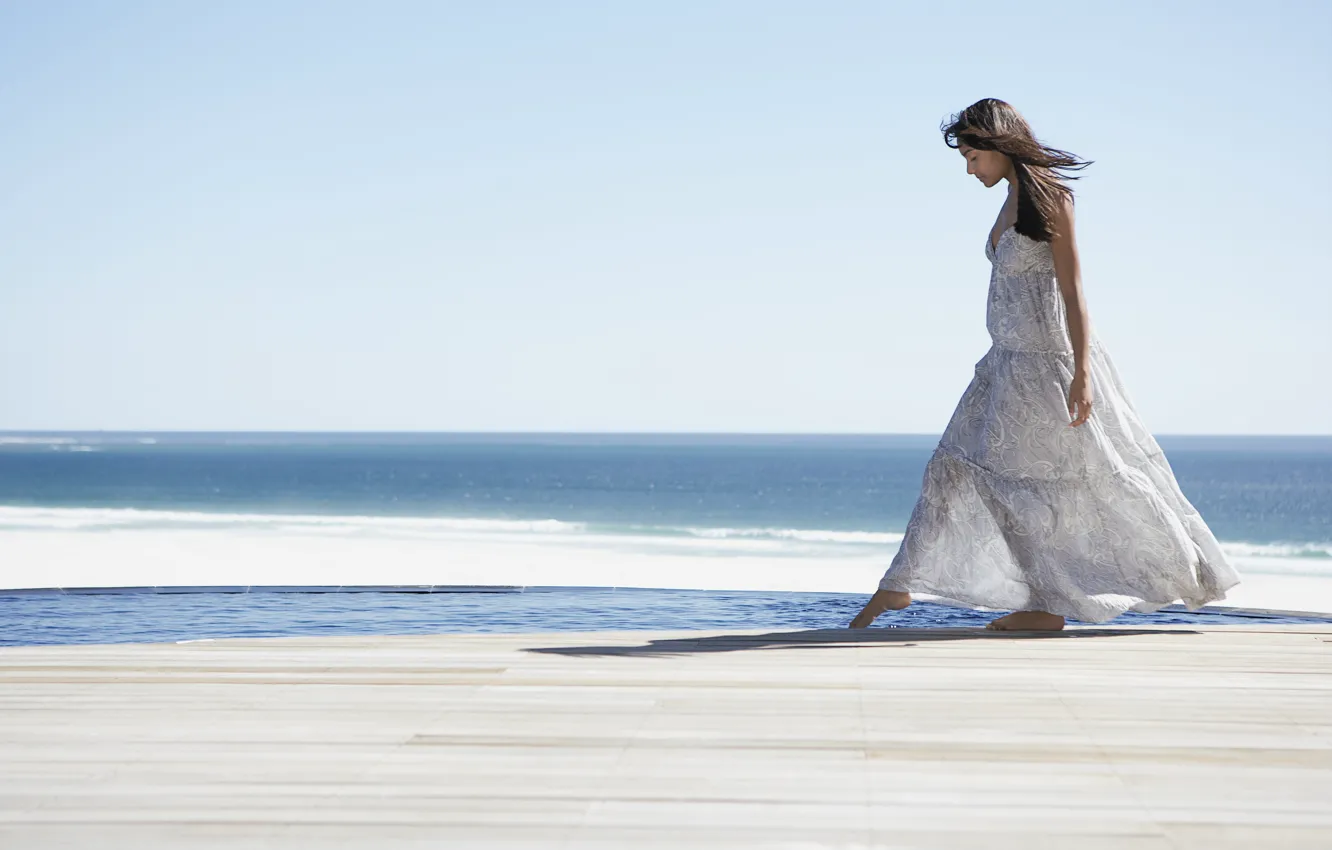 Фото обои песок, море, девушка, тень, платье, шатенка
