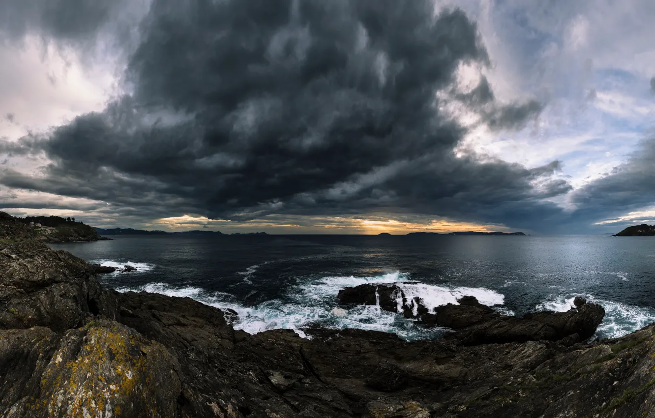 Фото обои море, гроза, волны, небо, облака, тучи, шторм, камни