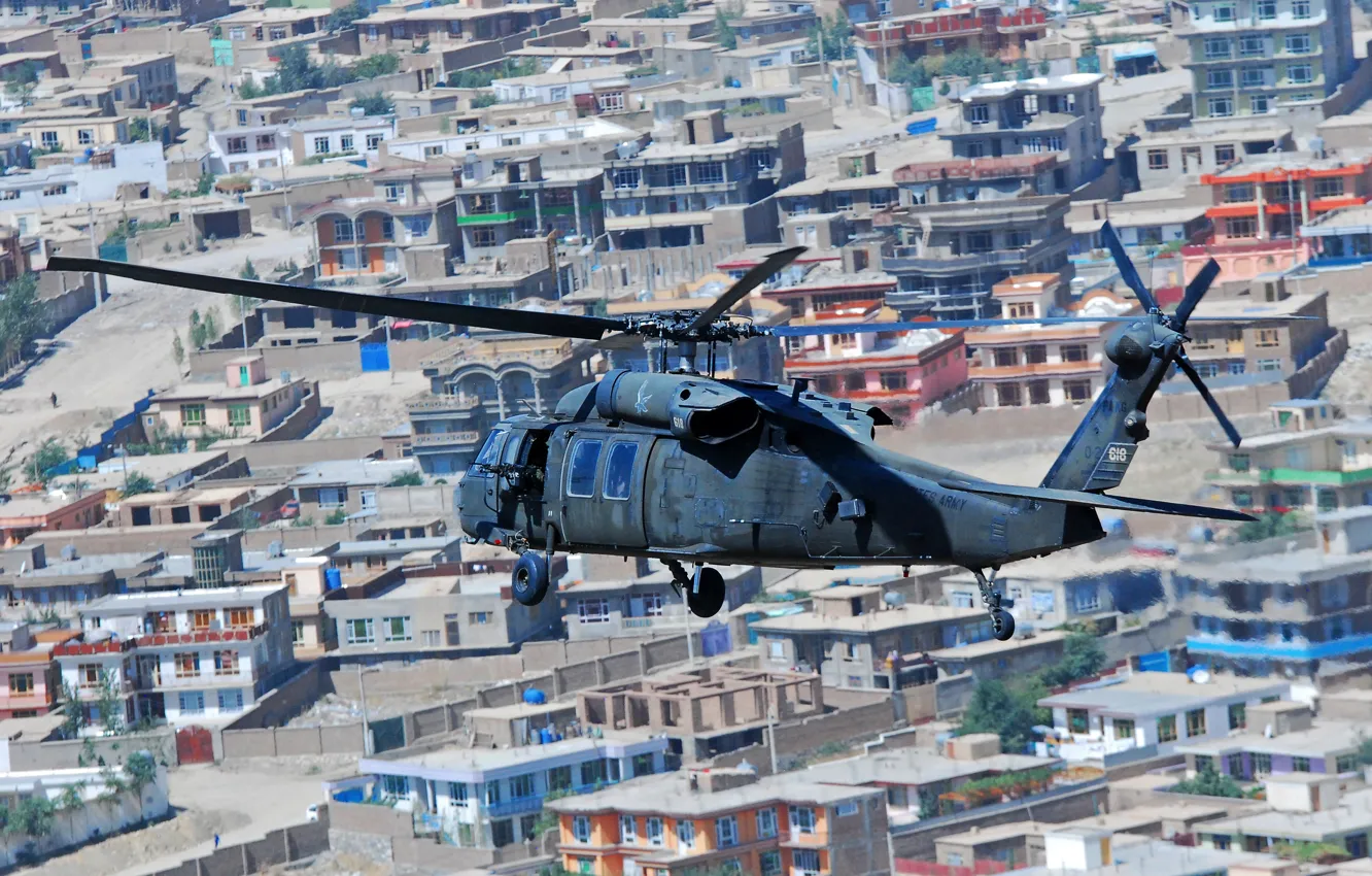 Фото обои полет, дома, вертолёт, многоцелевой, Sikorsky, UH-60, Black Hawk, «Блэк Хок»