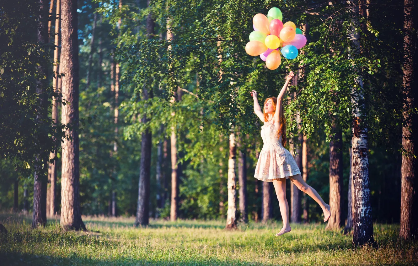 Фото обои лес, трава, девушка, шарики, деревья, настроение, полёт, берёзы