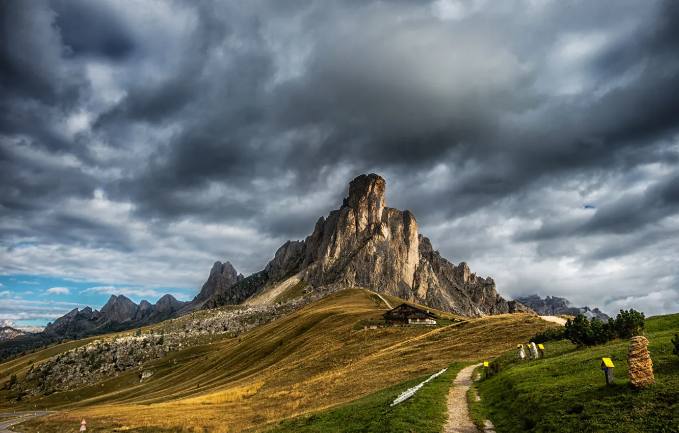 Фото обои дорога, трава, облака, дом, скалы, гора, Италия, тропинка