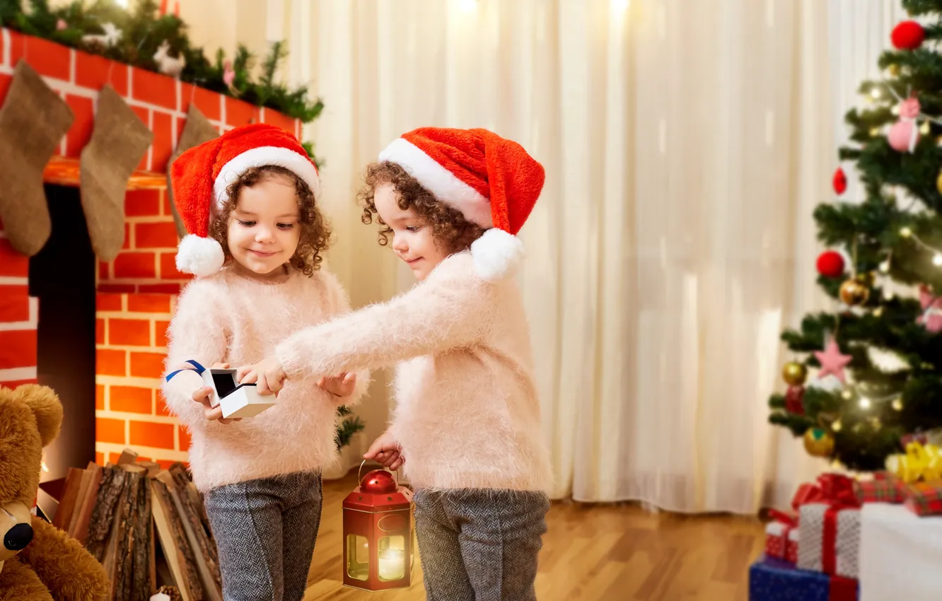 Фото обои дети, подарок, фонарь, Новый год, камин, Christmas, New Year, близнецы