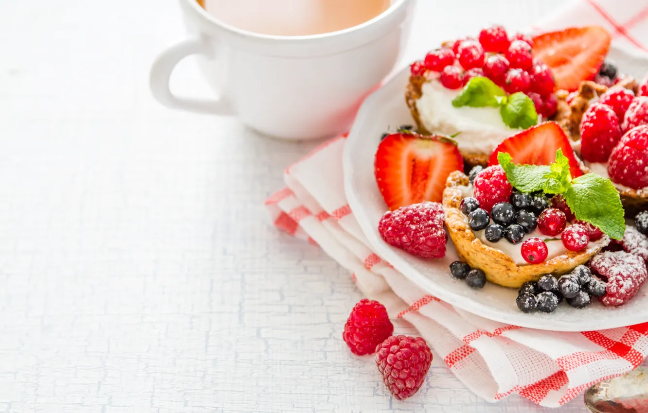 Фото обои ягоды, кофе, пирожное, крем, сахарная пудра, тарталетки, Naumenko Oleksandra