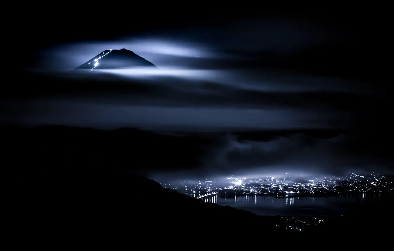 Фото обои свет, ночь, город, огни, гора, гора Фуджи, тёмный фон, Фудзияма