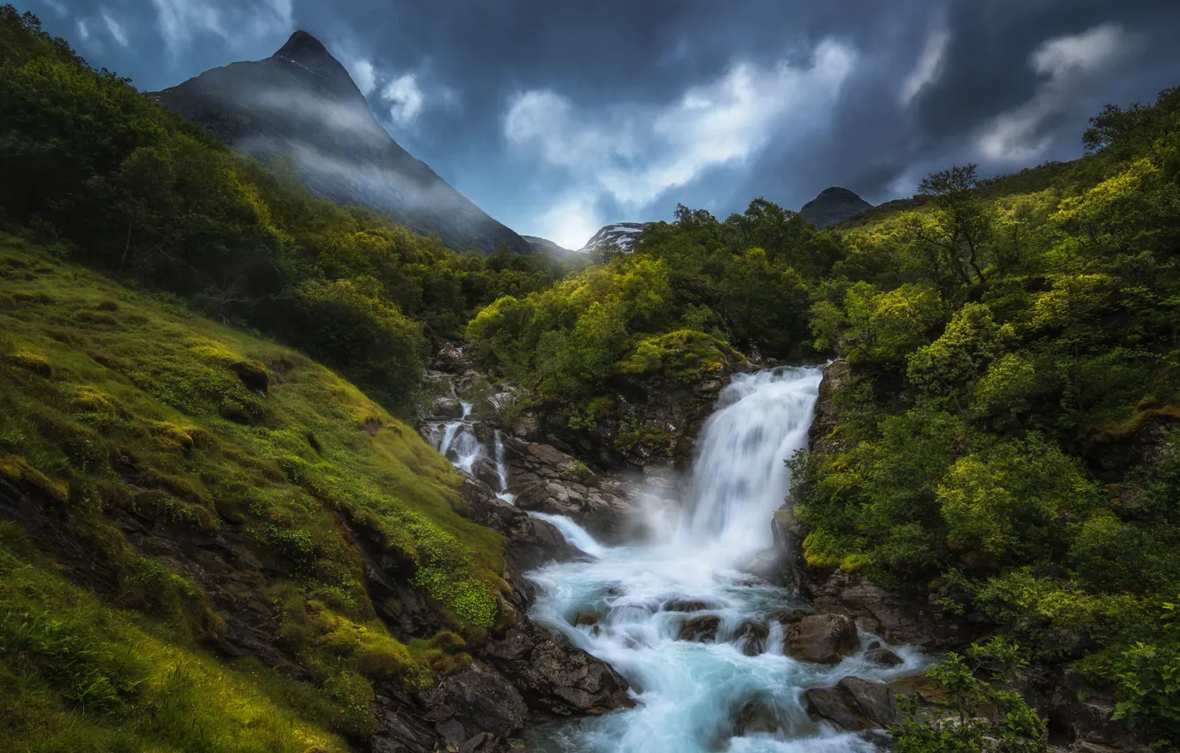 Фото обои небо, деревья, горы, природа, водопад, Норвегия, Norway, Ole Henrik Skjelstad