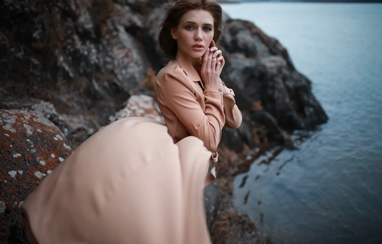 Фото обои вода, скалы, Девушка, платье, причёска, Вера, Anton Montbrillant, Антон Ловченко