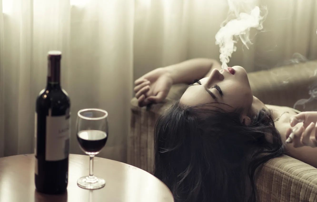 Фото обои девушка, вино, дым, сигарета