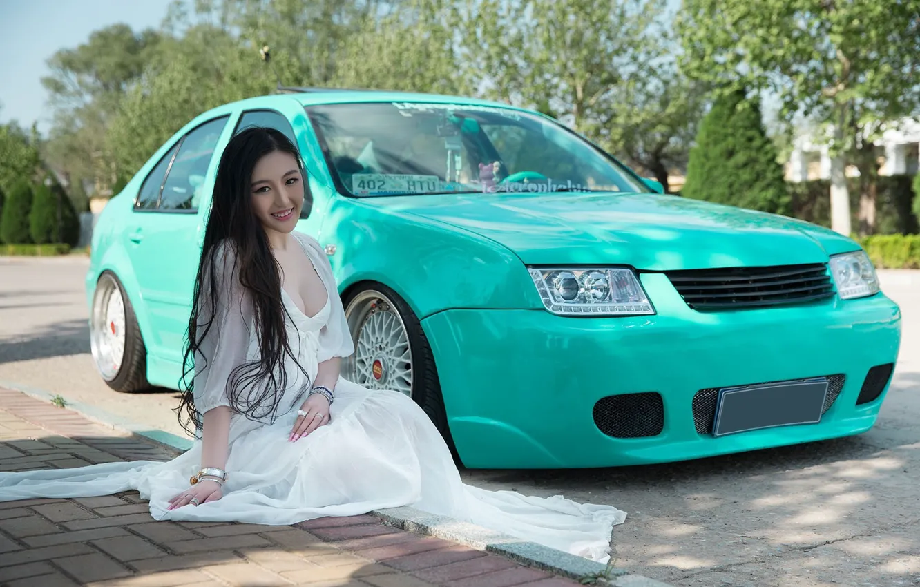 Фото обои авто, взгляд, девушка, улыбка, азиатка, красивая девушка, сидит над машиной, Volkswagen Bora