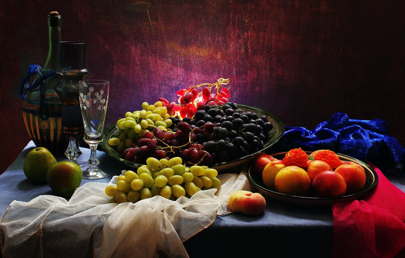 Фото обои вино, бокал, бутылка, еда, виноград, напиток, фрукты, натюрморт