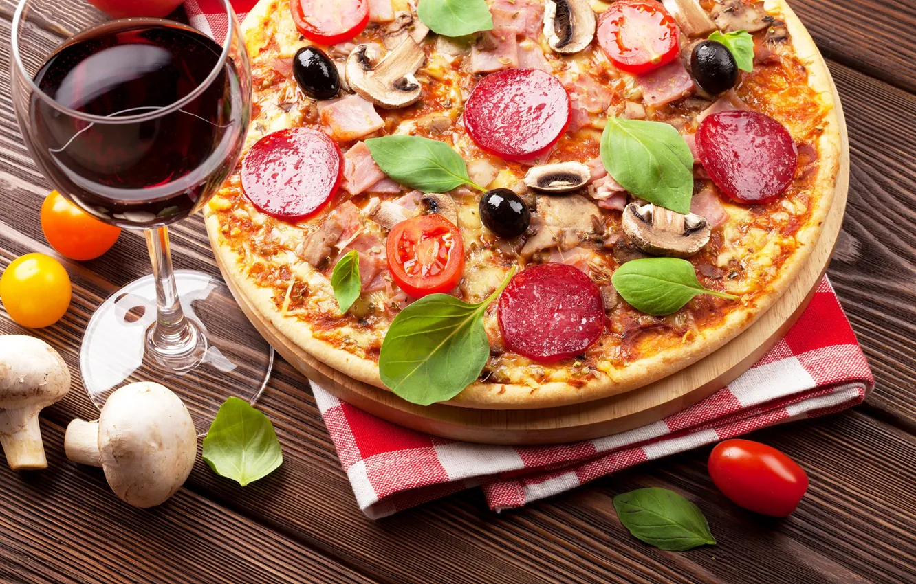 Фото обои вино, грибы, сыр, пицца, помидоры, колбаса