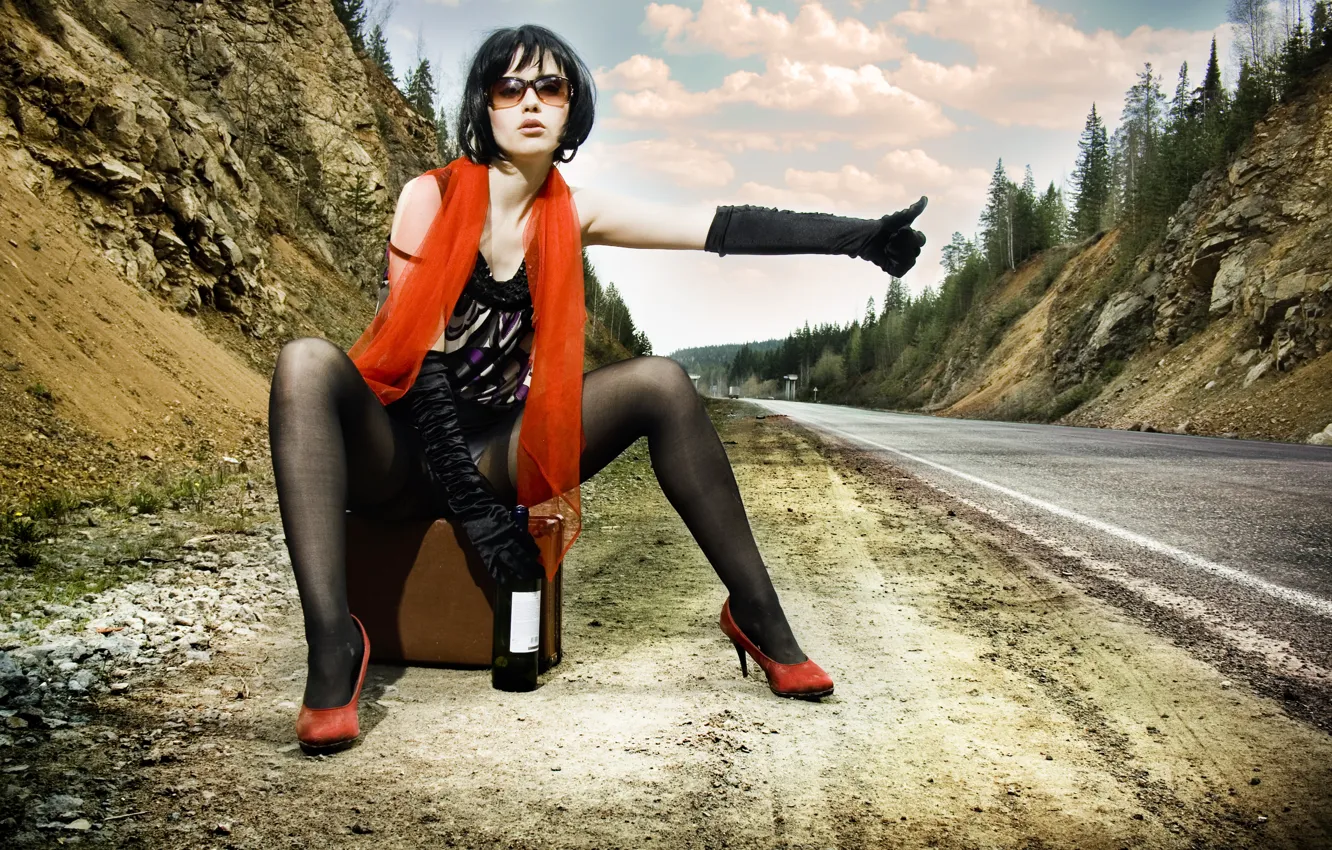 Фото обои дорога, бутылка, Девушка, автостоп