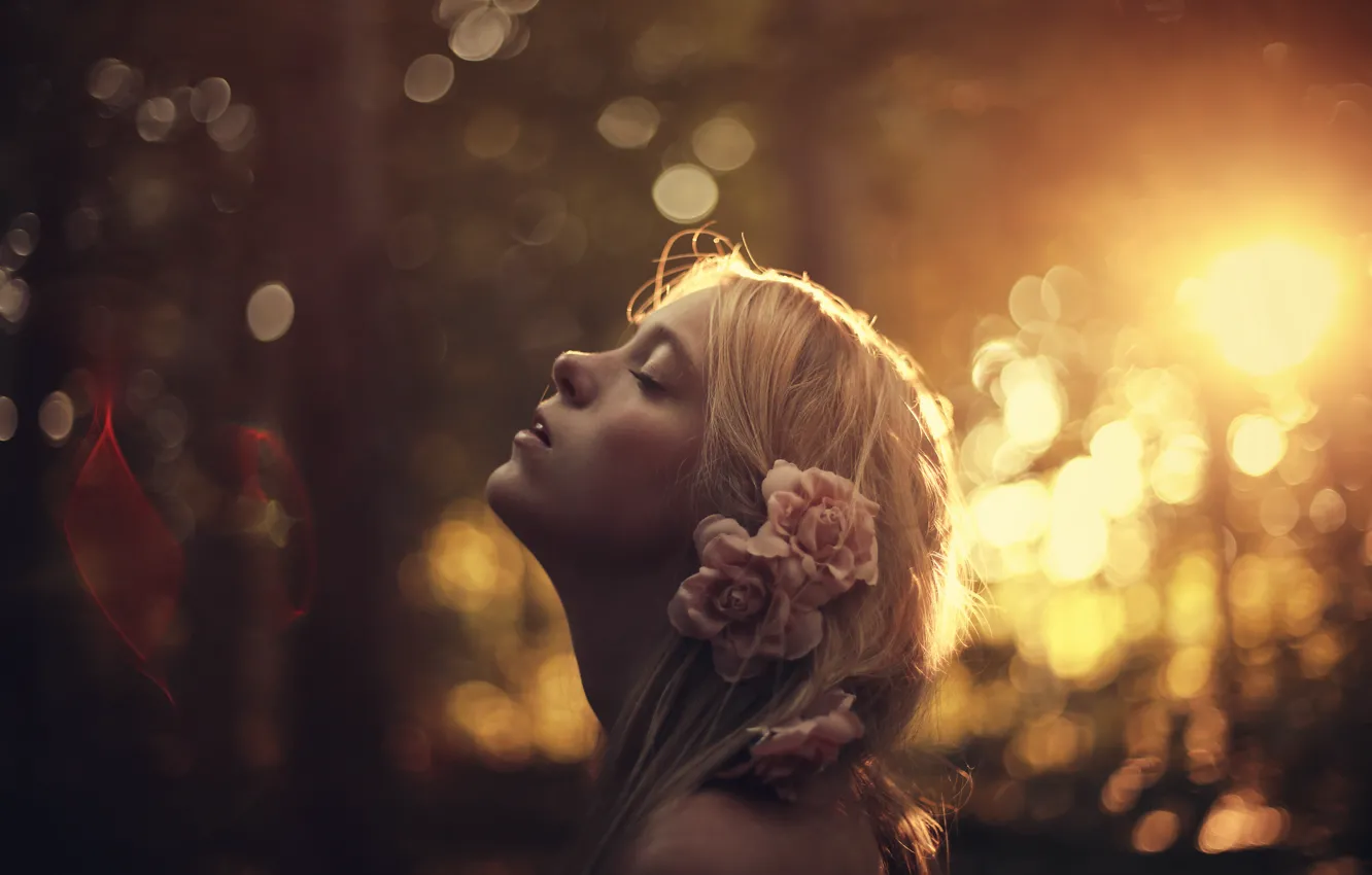 Фото обои солнце, цветы, волосы, губы, sunshine, flowers, боке, bokeh