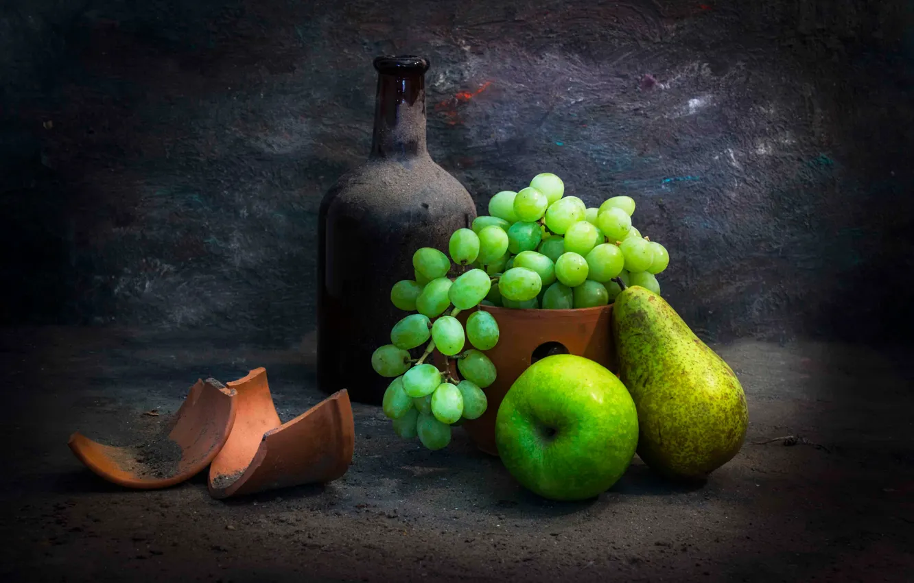 Фото обои осколки, бутылка, пыль, виноград, груши, Taste the fruit