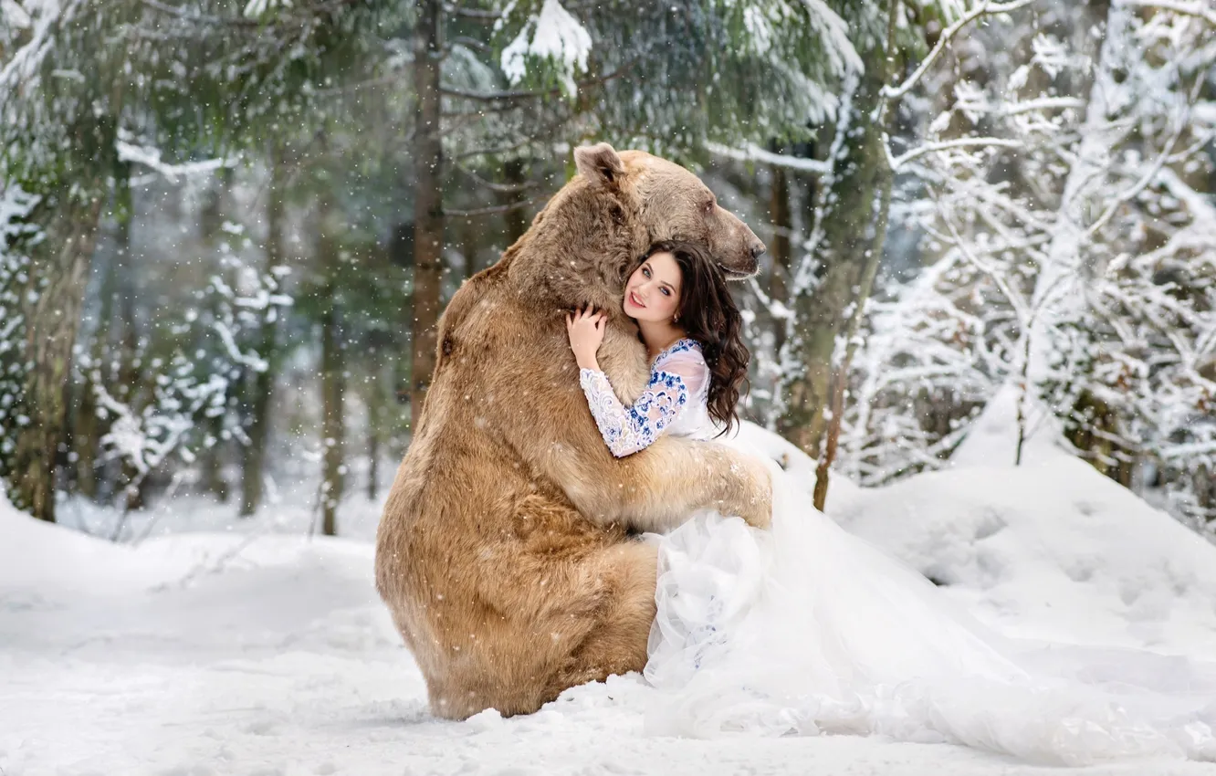 Фото обои зима, лес, взгляд, девушка, снег, ветки, природа, поза