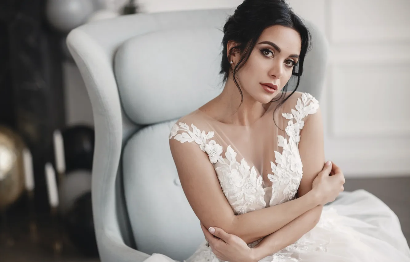 Фото обои белый, девушка, поза, комната, кресло, руки, макияж, платье