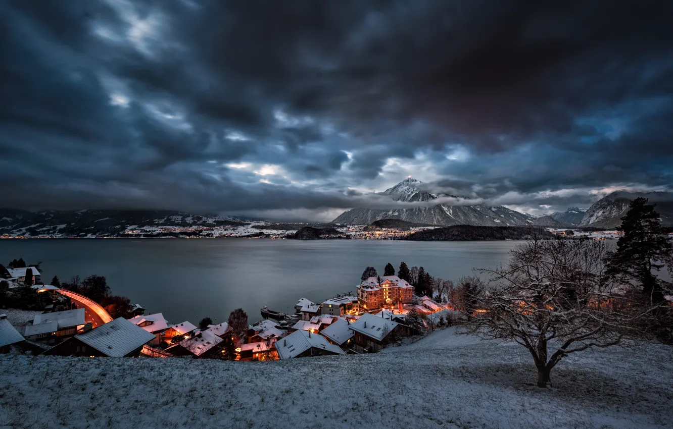 Фото обои зима, облака, горы, ночь, озеро, дерево, дома, Швейцария