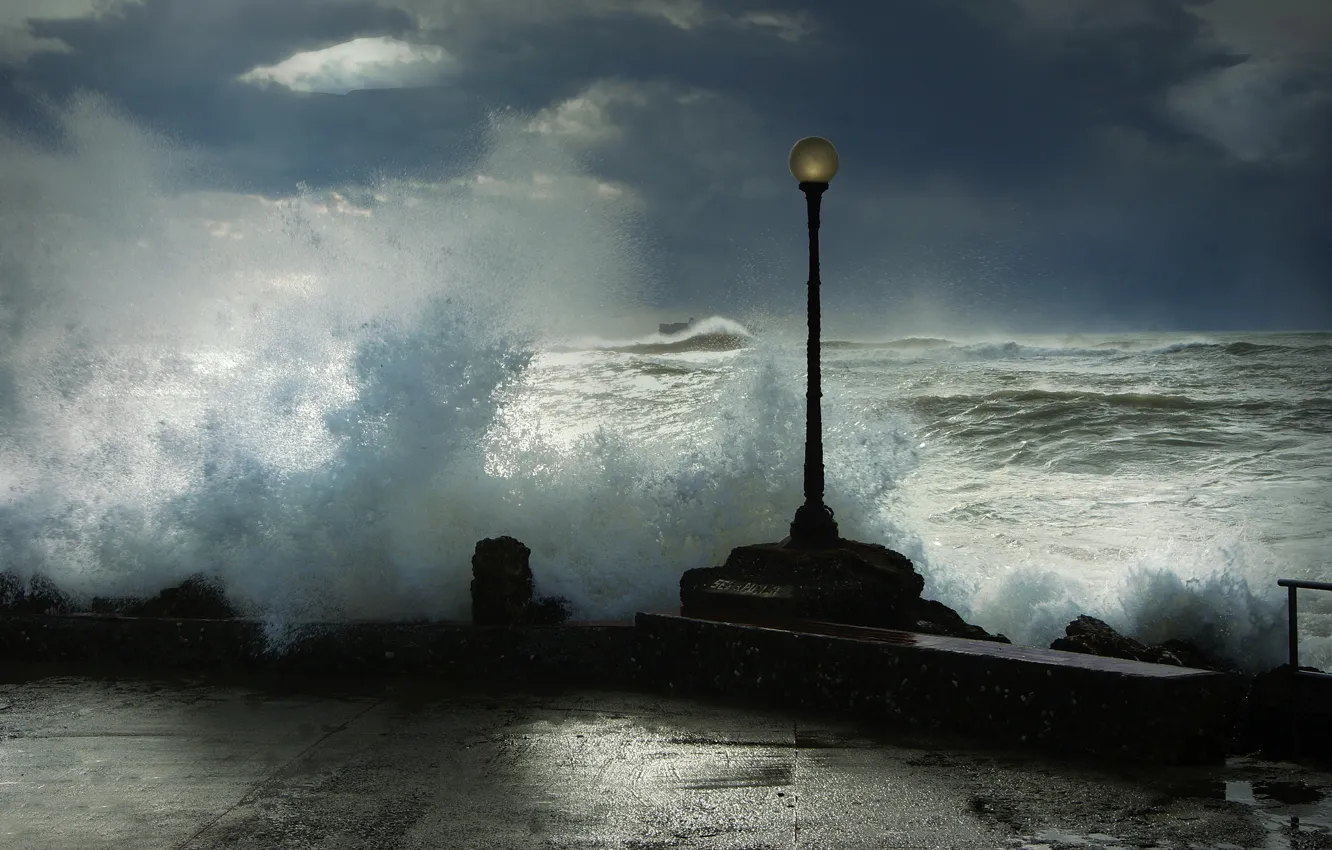 Фото обои море, волны, брызги, шторм, фонарь, набережная