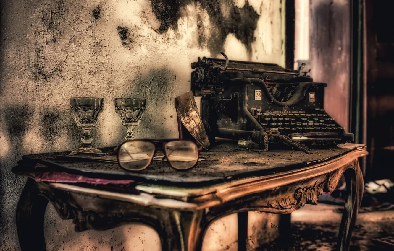 Фото обои стол, очки, пишущая машинка