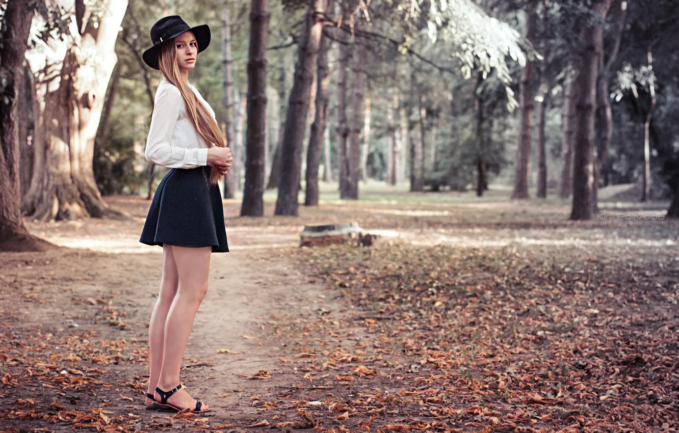 Фото обои девушка, парк, юбка, шляпа, блузка, light, ножки, красивая