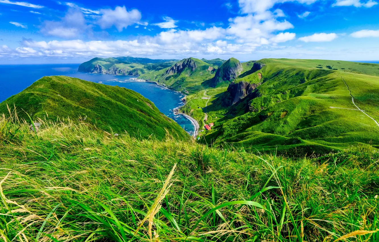 Фото обои море, зелень, лето, небо, трава, горы, синева, холмы