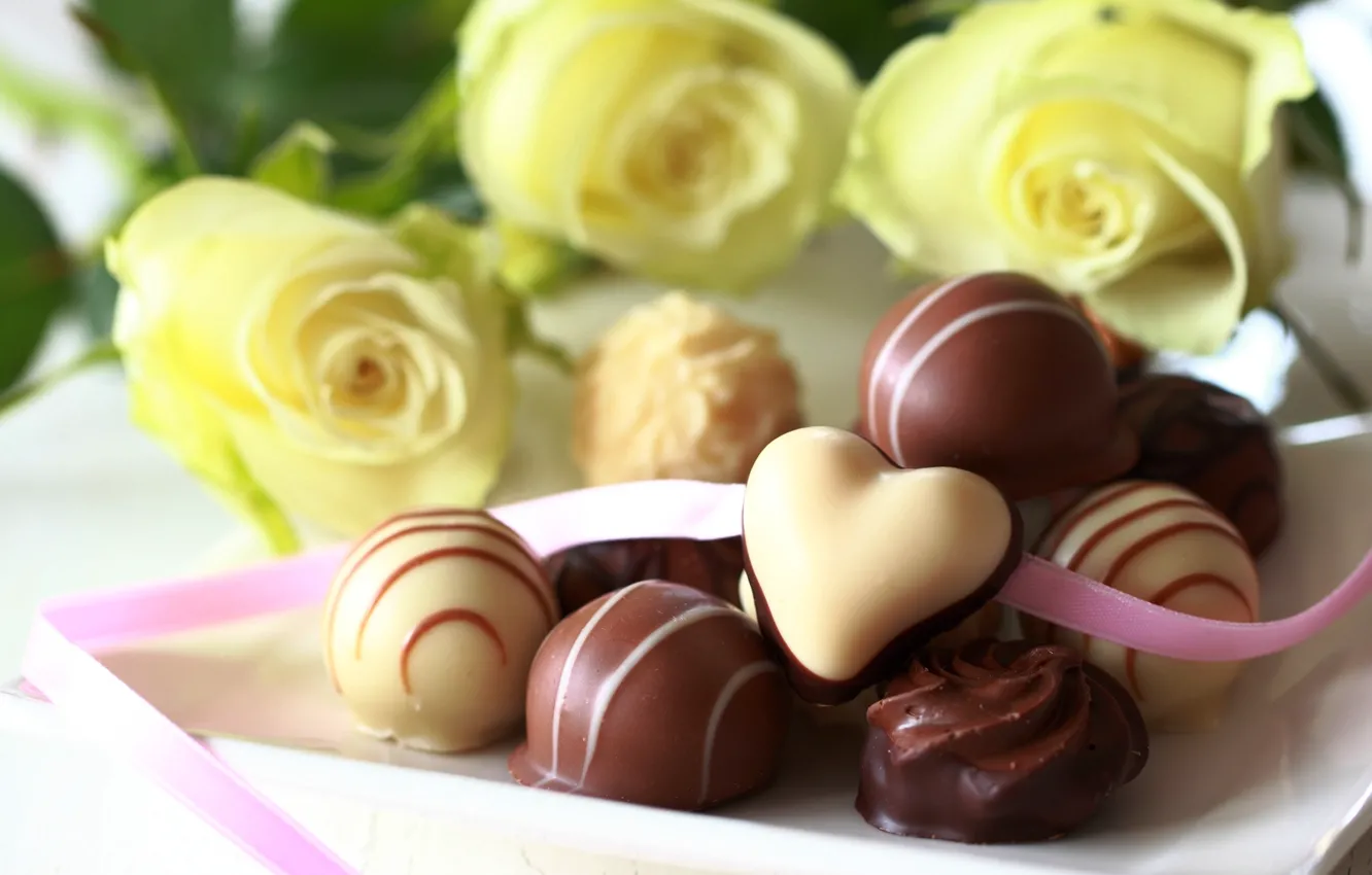 Фото обои белый, цветы, шоколад, розы, желтые, конфеты, сладости, десерт