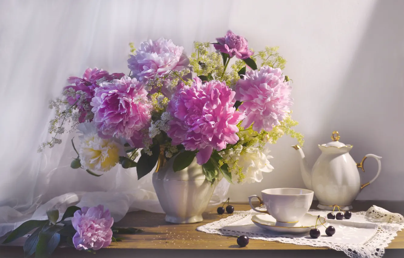 Фото обои цветы, ягоды, букет, чайник, чашка, ткань, ваза, натюрморт