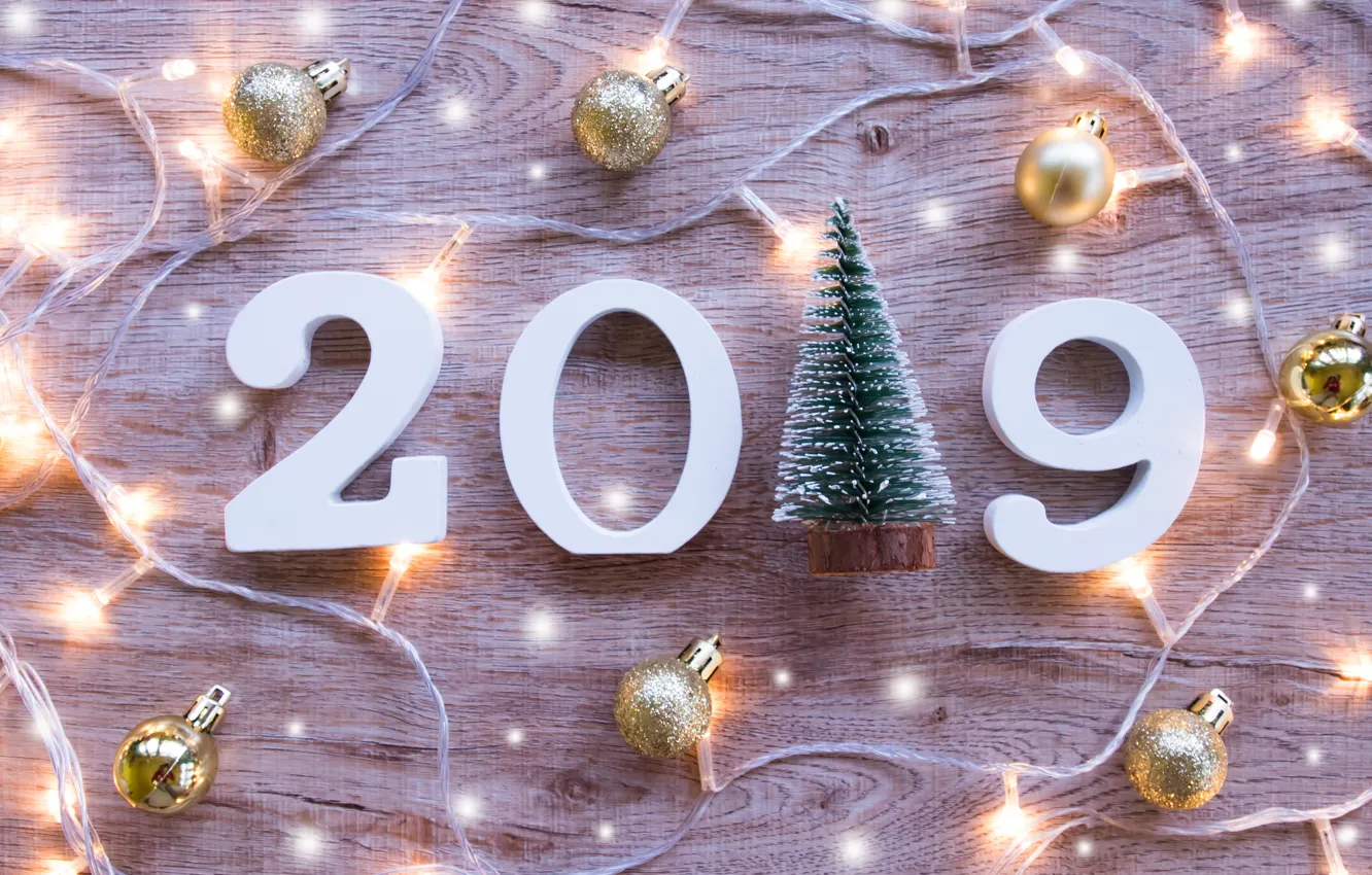 Фото обои дерево, шары, доски, Новый Год, цифры, new year, гирлянда, balls