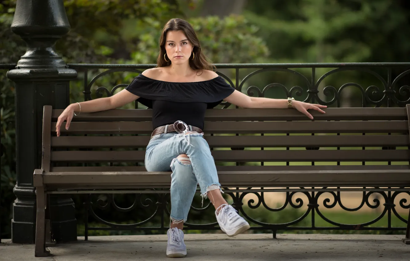 Фото обои взгляд, девушка, парк, джинсы, скамья, Victoria