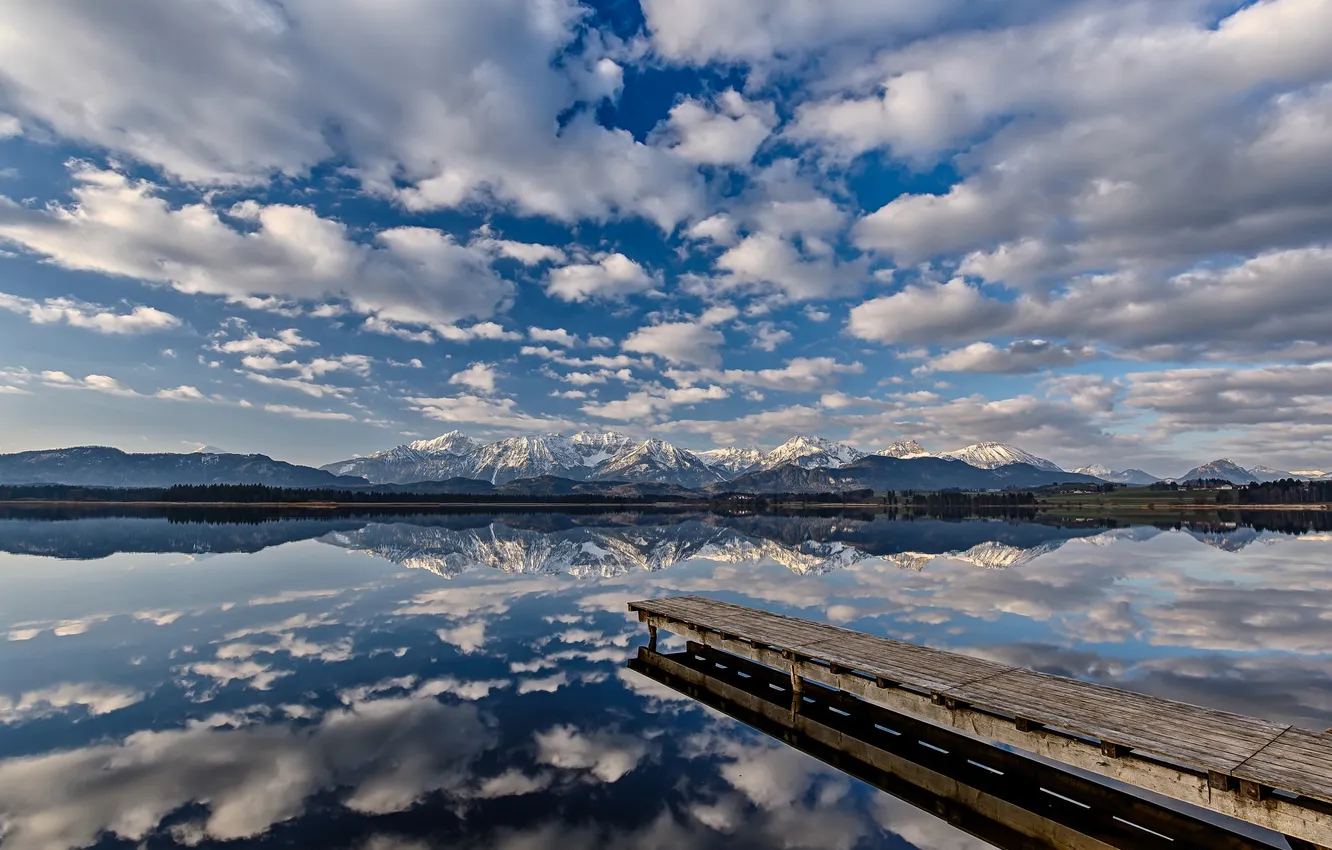 Фото обои облака, горы, озеро, отражение, зеркало, пирс
