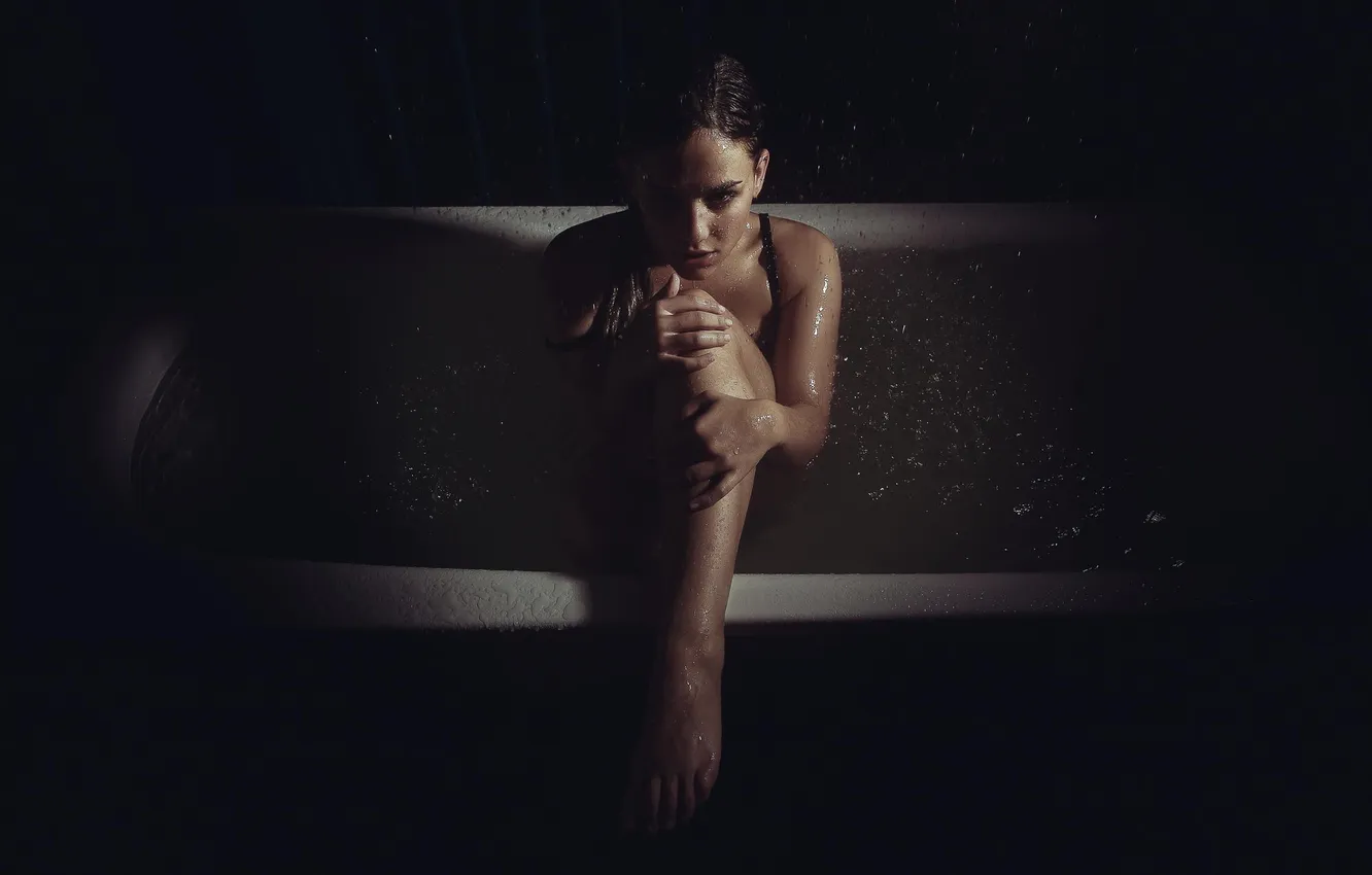 Фото обои вода, девушка, капли, ванна, Sarah Salomonsen